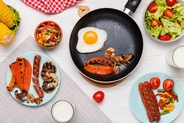 Bovenaanzicht op tafel vol eten