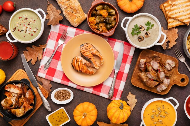 Bovenaanzicht op tafel vol eten