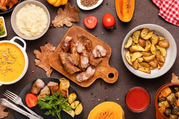 Bovenaanzicht op tafel vol eten