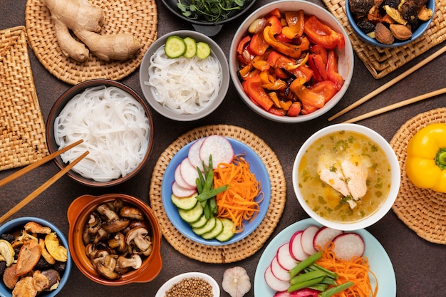 Bovenaanzicht op tafel vol eten