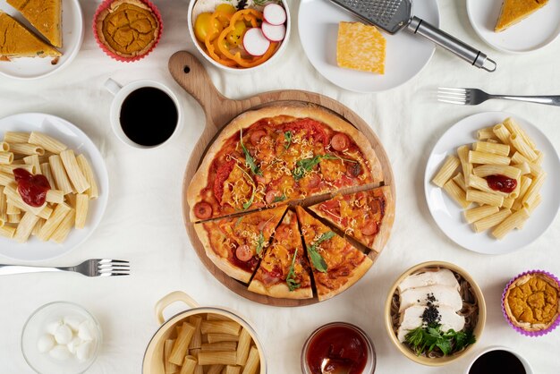 Bovenaanzicht op tafel vol met verschillende soorten voedsel