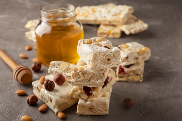 Bovenaanzicht op turron-dessert