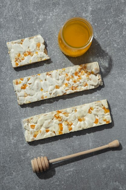 Bovenaanzicht op turron-dessert