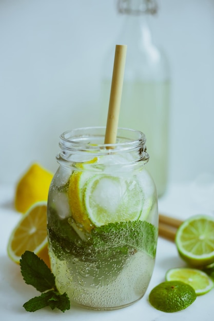 Bovenaanzicht op zelfgemaakte Kombucha met fruit