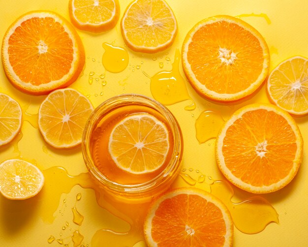 Bovenaanzicht oranje plakjes en honing op een tafel