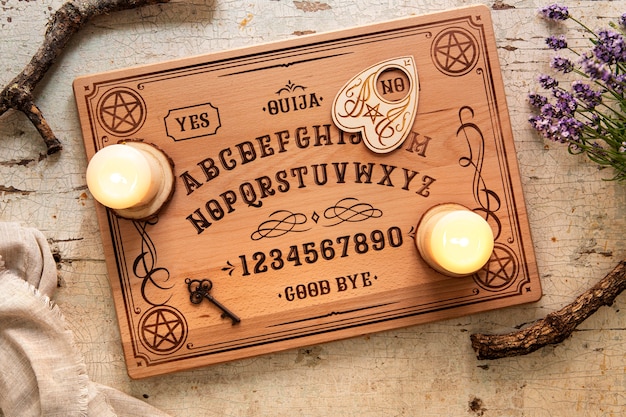 Gratis foto bovenaanzicht ouija bord en kaarsen