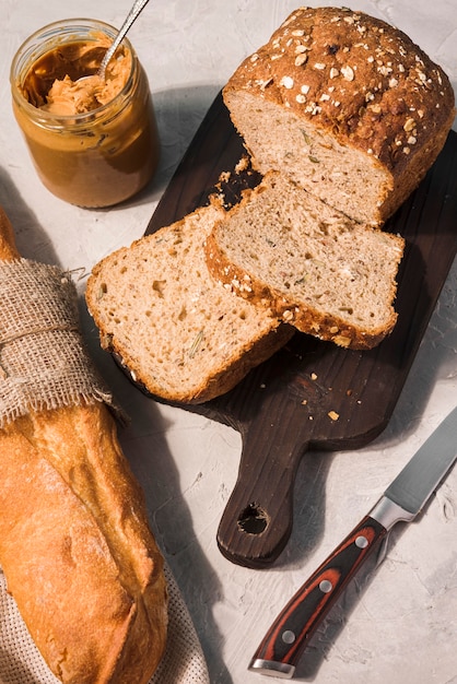 Bovenaanzicht oven gebakken brood op tafel