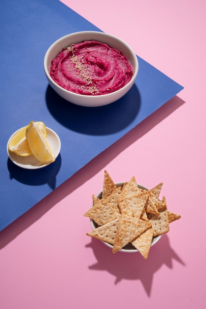 Bovenaanzicht over kleurrijke hummus met ingrediënten