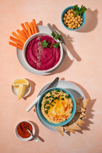 Bovenaanzicht over kleurrijke hummus met ingrediënten