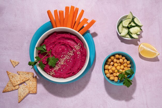Bovenaanzicht over kleurrijke hummus met ingrediënten