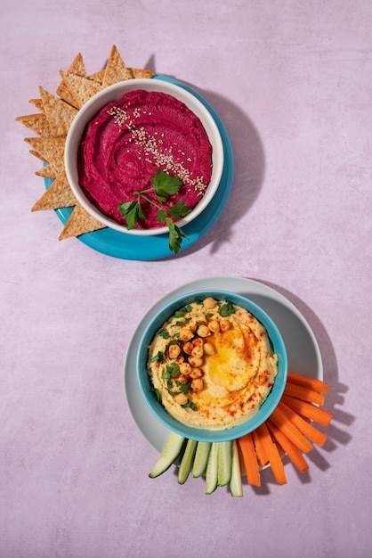 Bovenaanzicht over kleurrijke hummus met ingrediënten