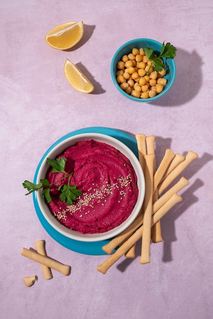 Bovenaanzicht over kleurrijke hummus met ingrediënten