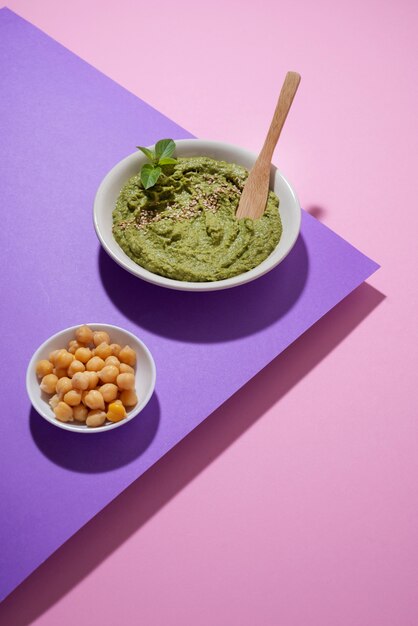 Bovenaanzicht over kleurrijke hummus met ingrediënten