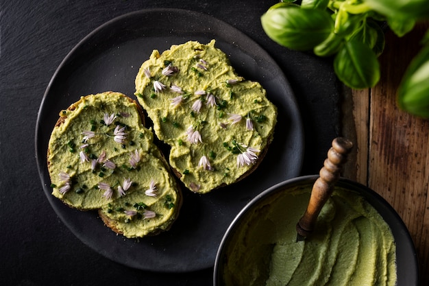 Gratis foto bovenaanzicht over kleurrijke hummus