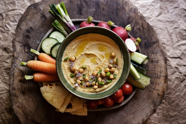 Bovenaanzicht over kleurrijke hummus