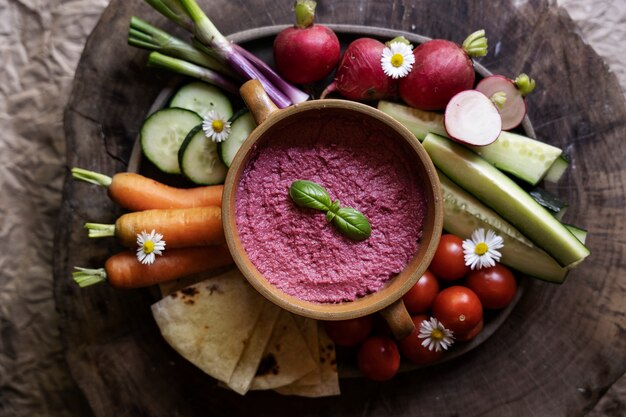 Bovenaanzicht over kleurrijke hummus