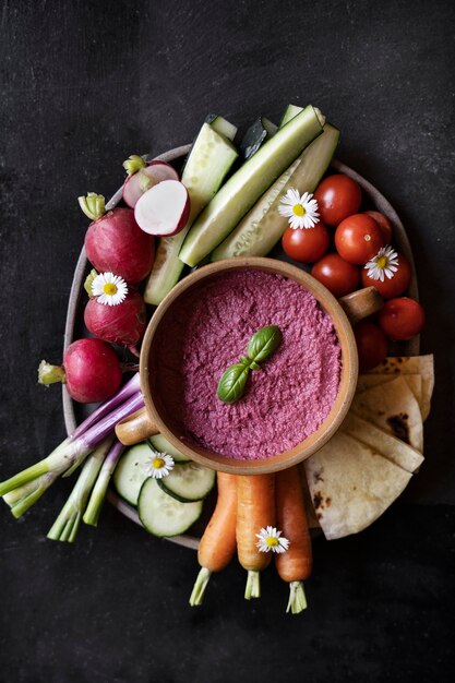 Bovenaanzicht over kleurrijke hummus