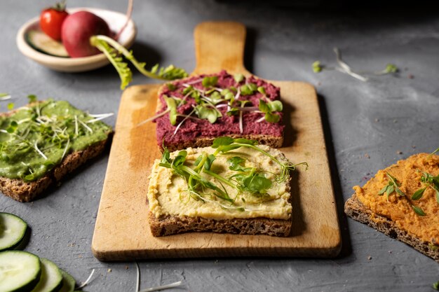 Bovenaanzicht over kleurrijke hummus