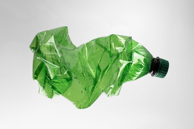 Bovenaanzicht over plastic item klaar voor recycling