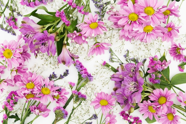 Bovenaanzicht paarse bloemen arrangement