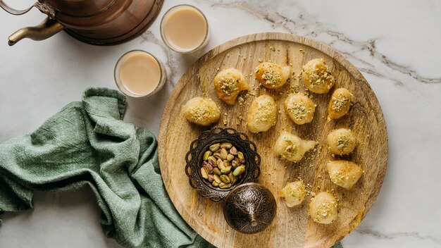 Bovenaanzicht Pakistaans eten op een houten bord