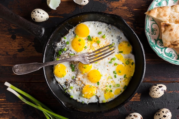 Bovenaanzicht pan met gebakken eieren