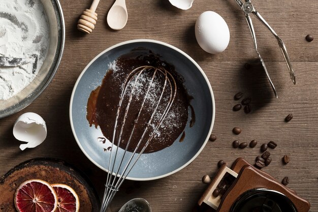 Bovenaanzicht pan met zelfgemaakte chocolade op de tafel