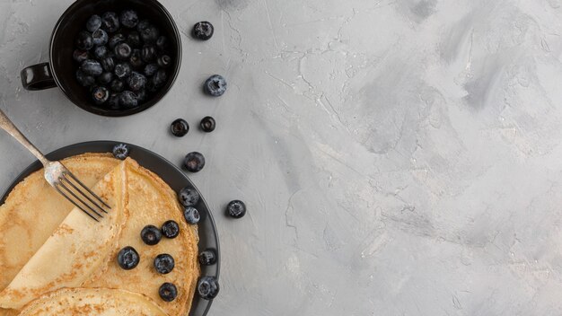 Bovenaanzicht pannenkoek met stucwerk achtergrond