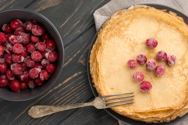 Bovenaanzicht pannenkoeken met fruit