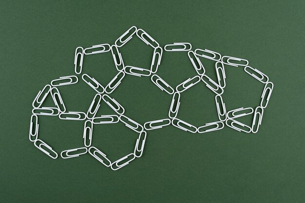 Bovenaanzicht paperclips met groene achtergrond