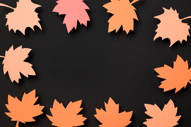 Bovenaanzicht papier herfstbladeren samenstelling met kopie ruimte