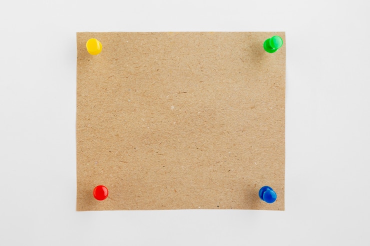 Gratis Foto bovenaanzicht papier met pinnen