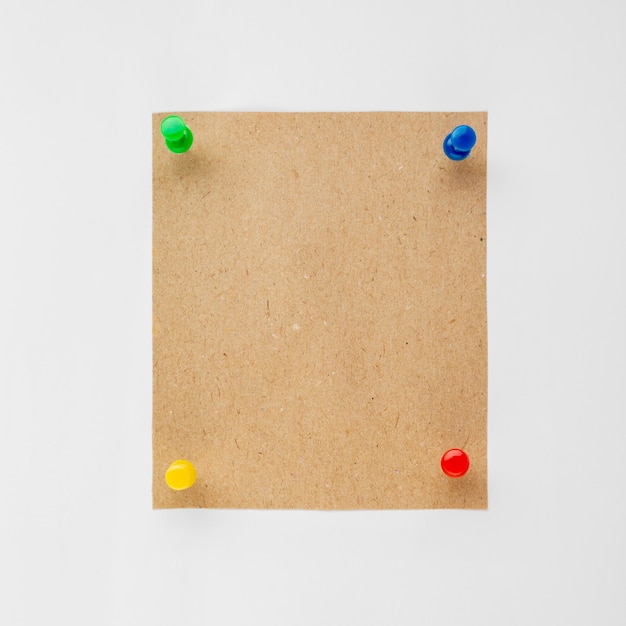 Bovenaanzicht papier met pinnen