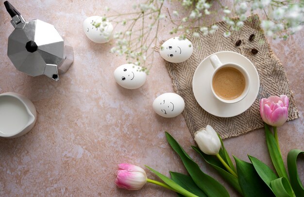 Bovenaanzicht Pasen koffie decoraties stilleven