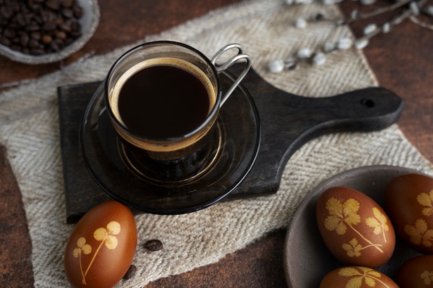 Bovenaanzicht Pasen koffie decoraties stilleven