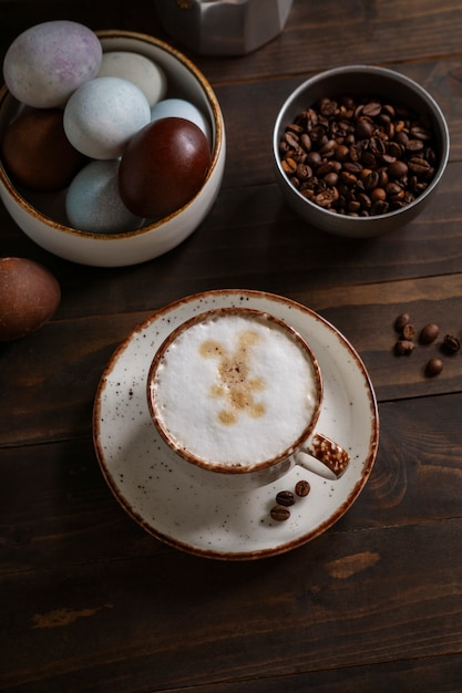 Bovenaanzicht pasen koffie en decoraties