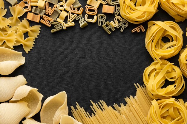 Bovenaanzicht pasta en Alfabetletters