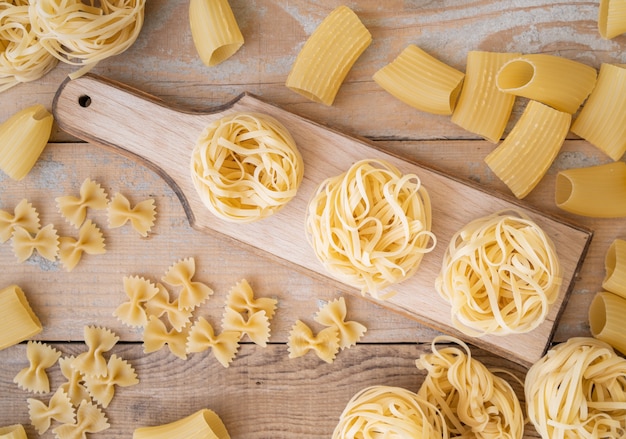 Bovenaanzicht pasta in verschillende vormen