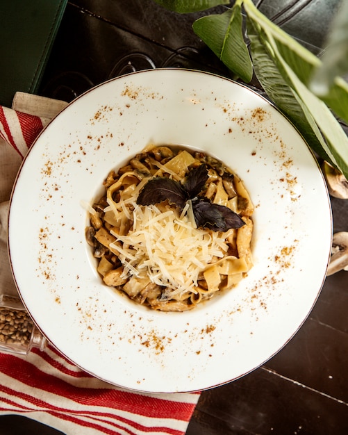 Bovenaanzicht pasta met kaas en basilicum