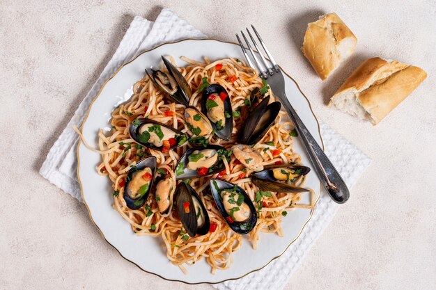 Bovenaanzicht pasta met mosselen op een bord