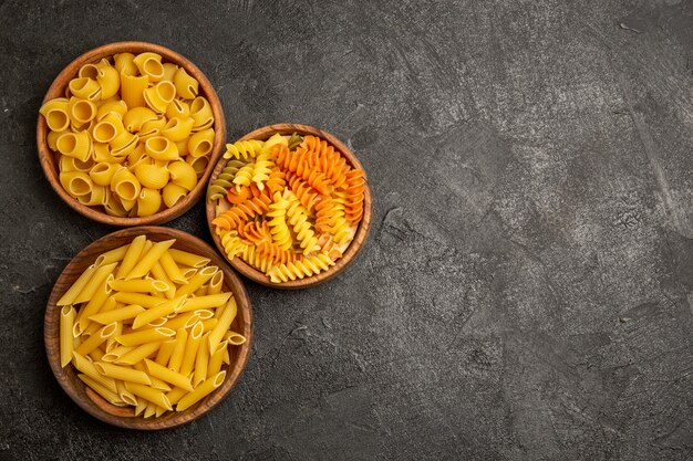 Bovenaanzicht pasta samenstelling rauwe producten in platen op het grijs