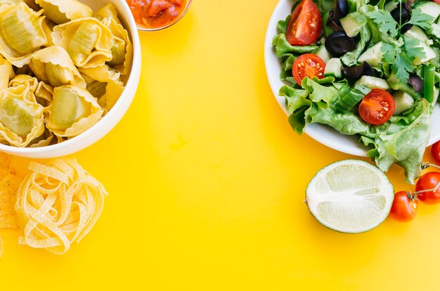 Bovenaanzicht pasta vs salade