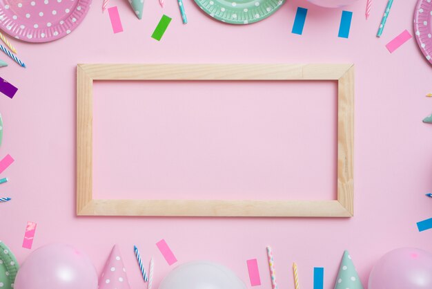 Gratis foto bovenaanzicht pastel kleur partij tablewear met houten frame