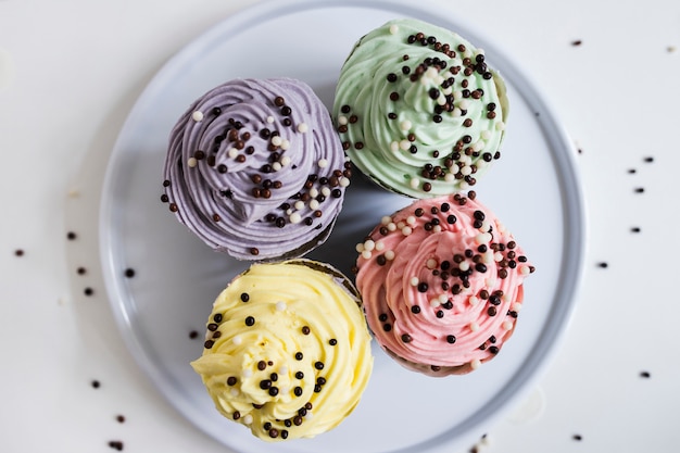 Bovenaanzicht pastel kleuren cupcakes met chocolade ballen