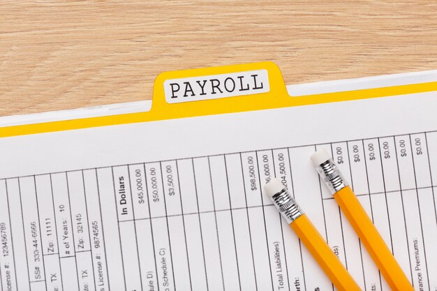 Bovenaanzicht payroll concept met document