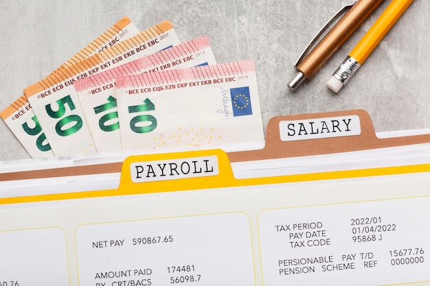 Bovenaanzicht payroll concept met geld