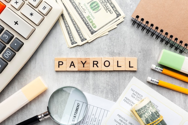 Bovenaanzicht payroll concept met items