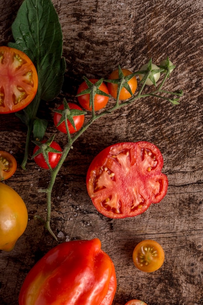 Bovenaanzicht peper en tomaat plakjes