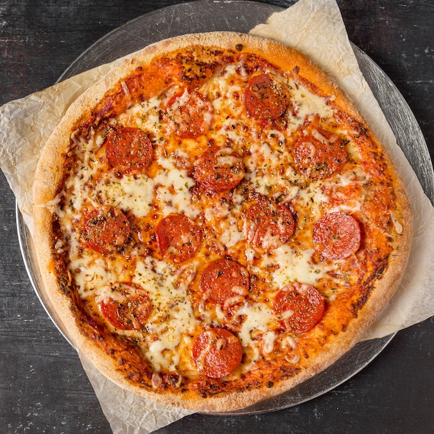 Bovenaanzicht pepperoni pizza op dienblad