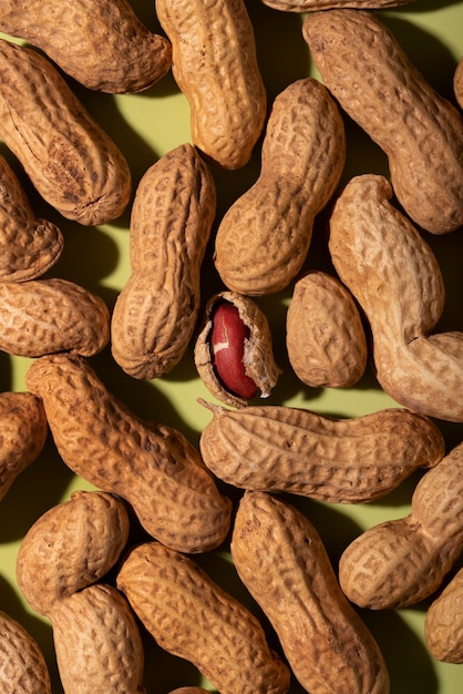 Bovenaanzicht pinda's op groene achtergrond